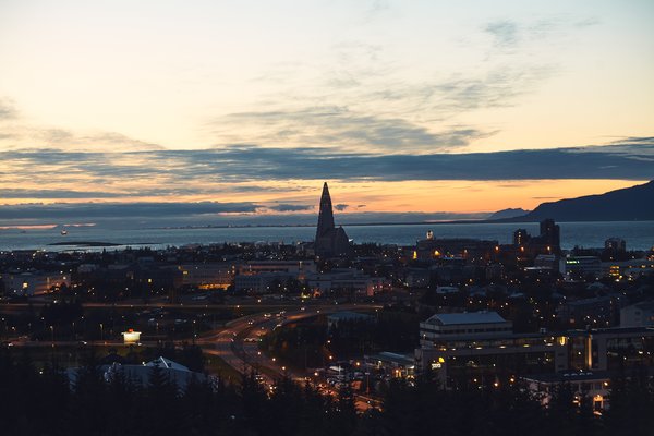 Ókunnugur læsti sig inni á salerni