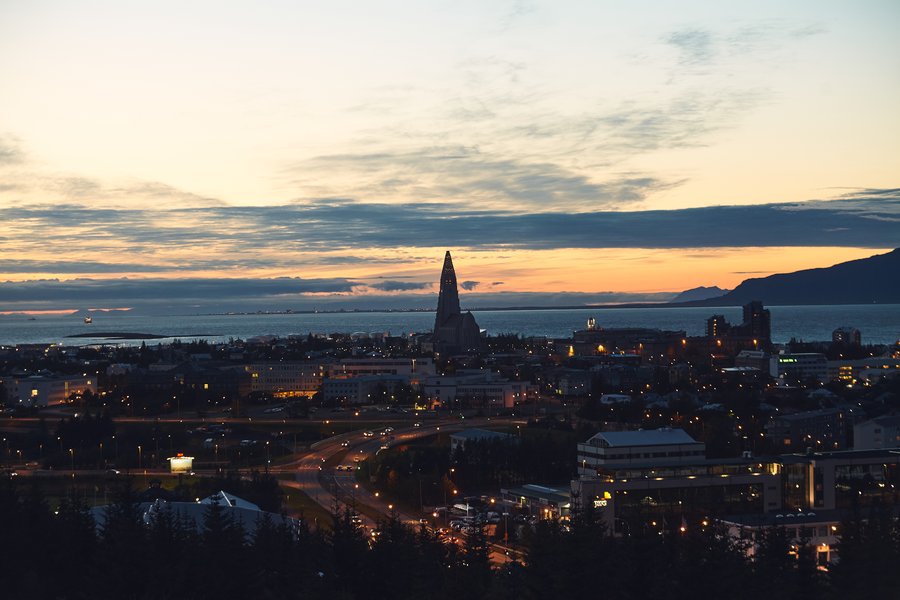 Ókunnugur læsti sig inni á salerni