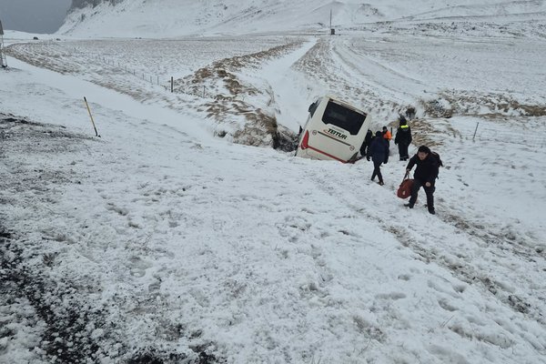 Rúta ók ofan í skurð