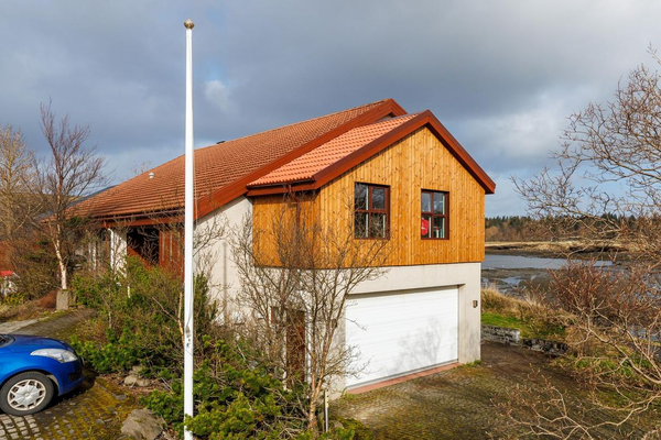 Selja glæsihýsi við sjávarsíðuna