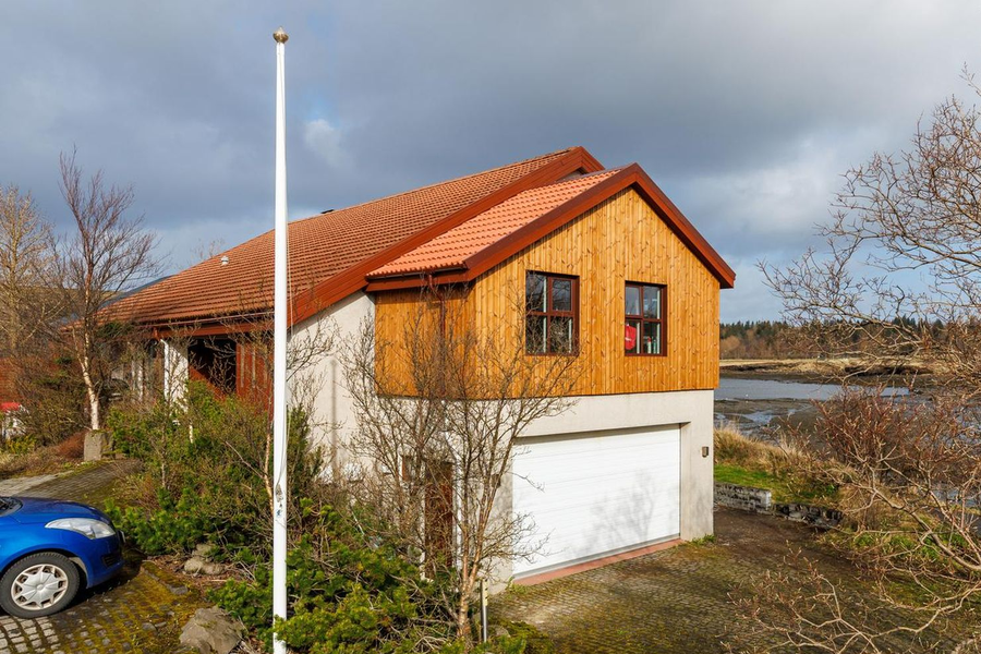 Selja glæsihýsi við sjávarsíðuna