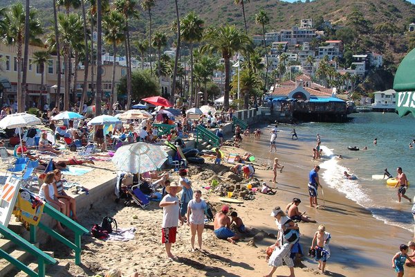 Tveir létust þegar sjúkraþyrla steyptist í sjóinn við Los Angeles