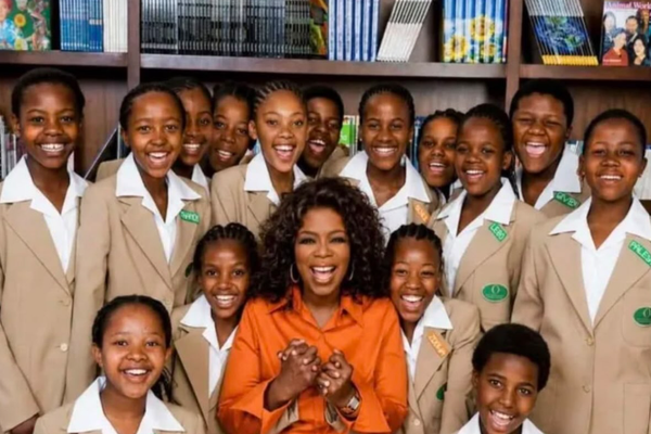 Oprah Winfrey lokar elítuskóla sínum í Suður-Afríku