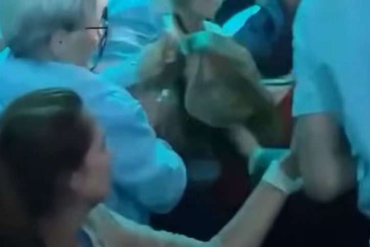 Kona slegin í höfuðið með göngustaf á flokksþingi
