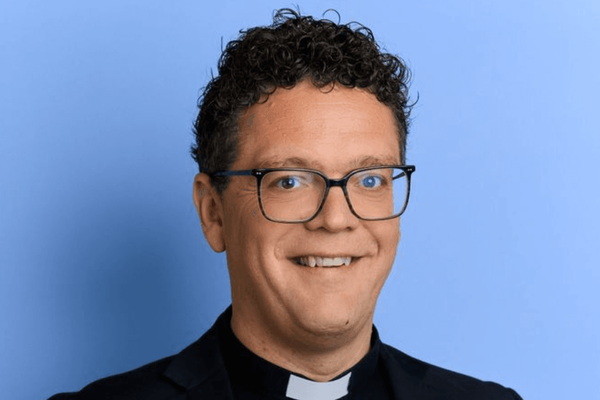 Séra Guðni yfirgefur Ísland