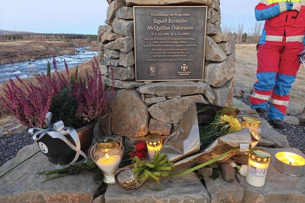 Reistu minnisvarða til heiðurs Sigurði Kristófer