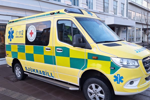 Tveir fluttir á sjúkrahús eftir alvarlegt slys