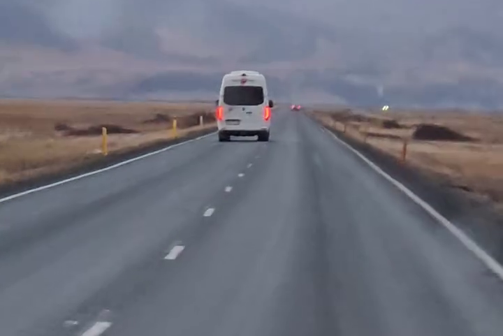 Birti sláandi myndband af akstri langferðabíls