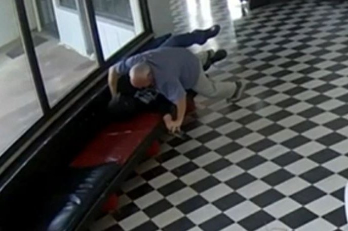 Skólameistari hylltur fyrir hugrekki eftir skotárás