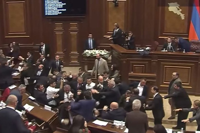 Hópslagsmál brutust út á armenska þinginu