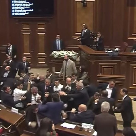 Hópslagsmál brutust út á armenska þinginu