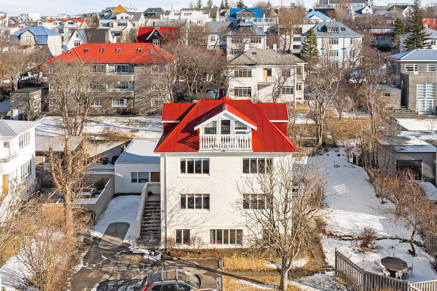 Verðlaunaleikstjóri selur í Þingholtunum