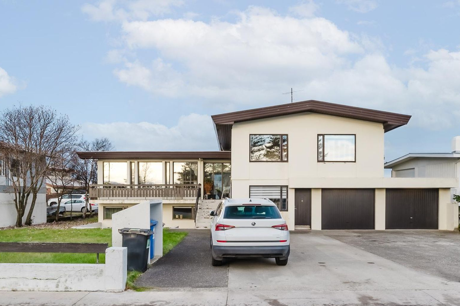 Höll í Hafnarfirði á gjafaverði