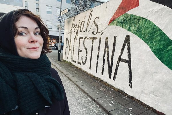 Julia óskar eftir hjálp við að laga listaverkið eftir spellvirkið