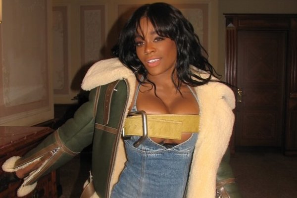 Hvetur fólk til að sniðganga tónleika Azealia Banks í Reykjavík