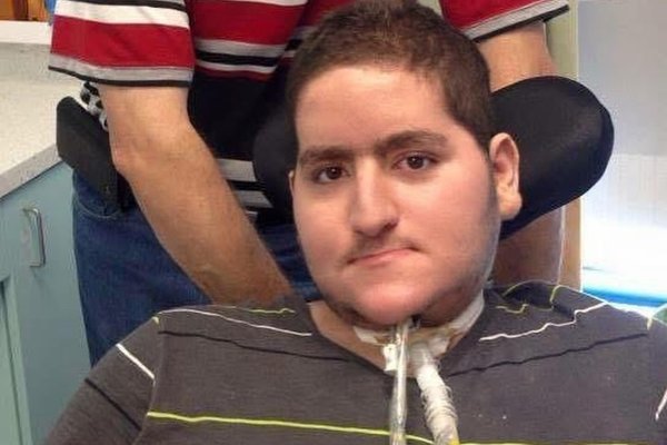 Krefjast lausnar úr haldi ICE svo faðir geti mætt í jarðarför sonar síns