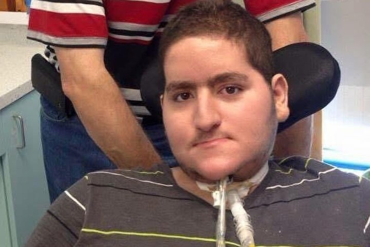 Krefjast lausnar úr haldi ICE svo faðir geti mætt í jarðarför sonar síns