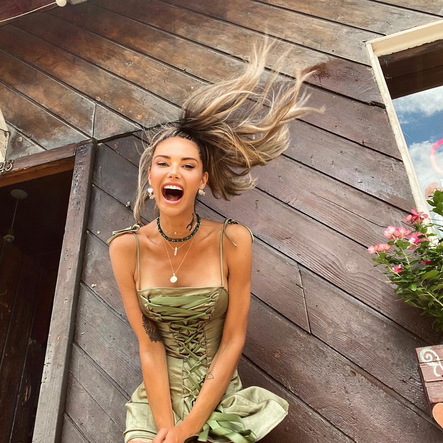 Fyrirsætan og sundfatahönnuðurinn Sahara Ray látin
