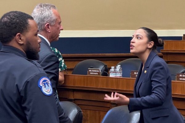 Alexandria Ocasio-Cortez hellti sér yfir heilbrigðisráðherrann