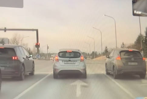 Strætó stofnaði lífi ökumanna í hættu