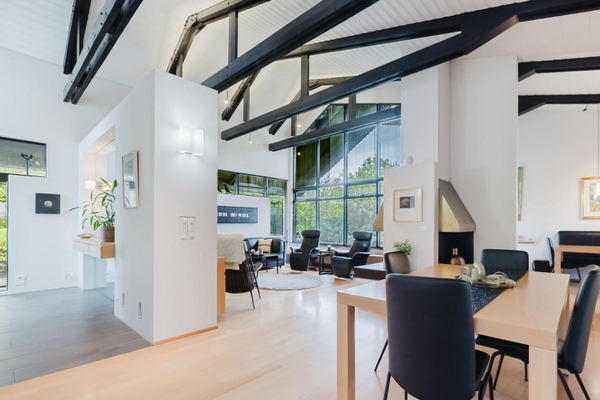 Höfðingjasetur með listaverk í garðinum til sölu