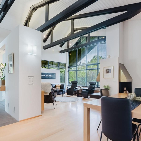 Höfðingjasetur með listaverk í garðinum til sölu