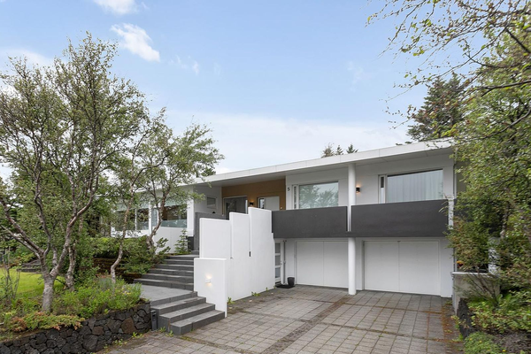 Selja glæsilegt einbýli með frelsisstyttu í mannsstærð