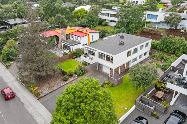 Eitt glæsilegasta hús Íslands sett aftur á sölu