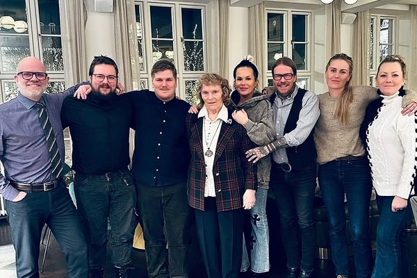 Svala fór óvænt með ömmu sinni út að borða