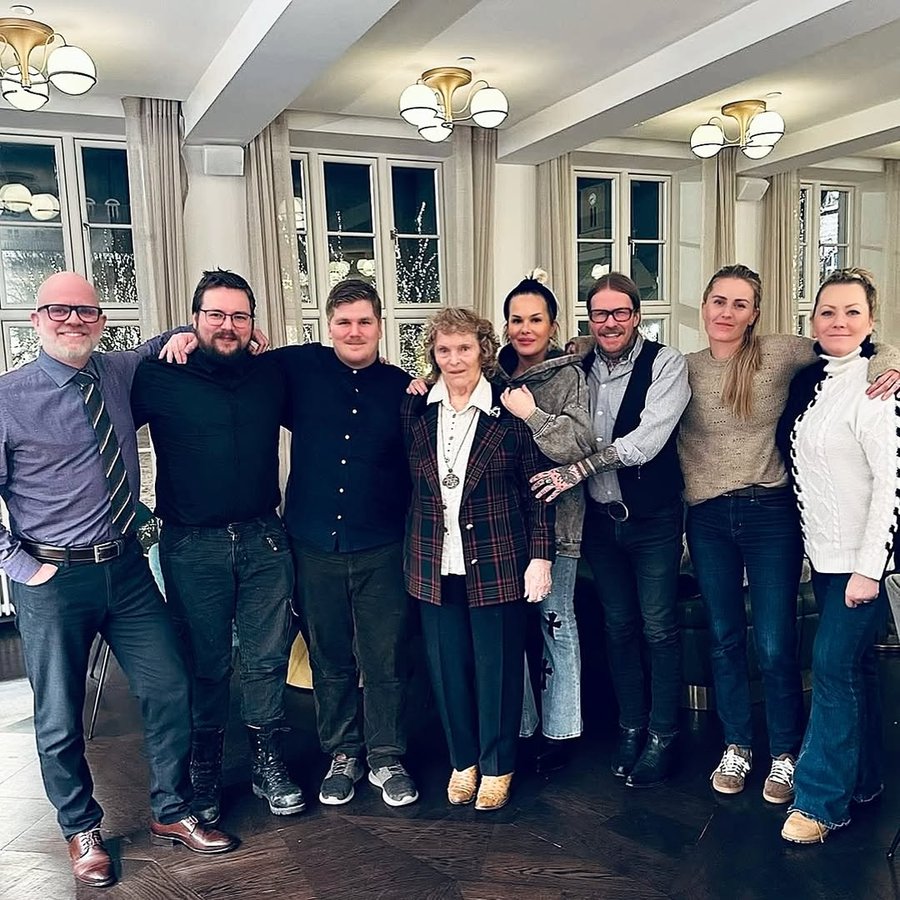 Svala fór óvænt með ömmu sinni út að borða