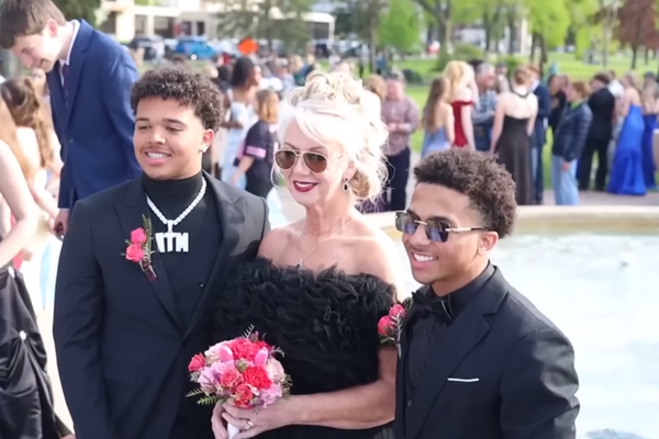 Íslensk amma fór með bandarísku barnabarni á „prom“