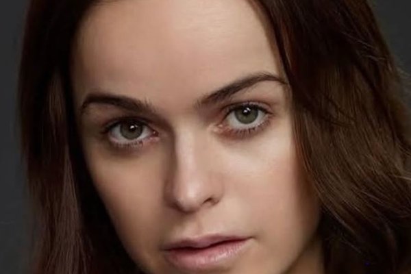 Orange is the New Black-leikkona berar brjóstin í furðulegu myndskeiði