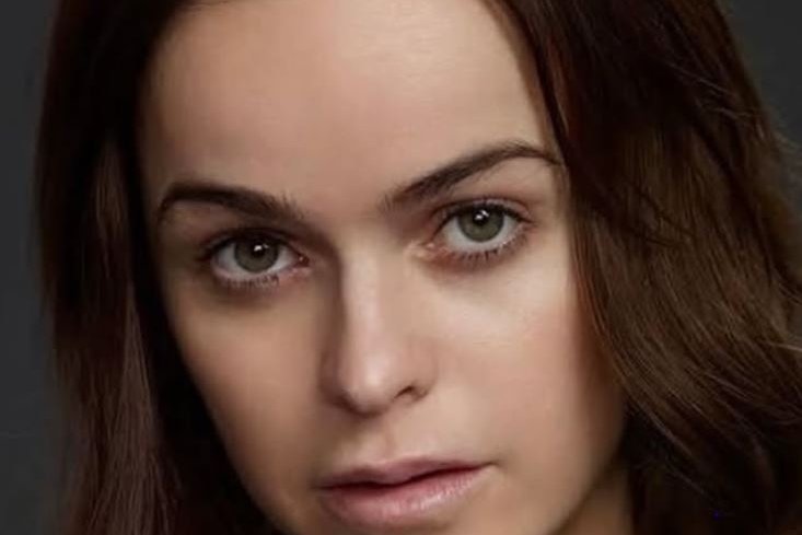 Orange is the New Black-leikkona berar brjóstin í furðulegu myndskeiði