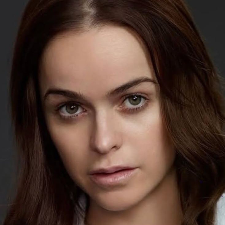 Orange is the New Black-leikkona berar brjóstin í furðulegu myndskeiði