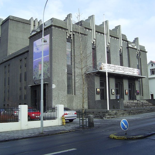 Leita að ökumanni sem ók á konu við Þjóðleikhúsið