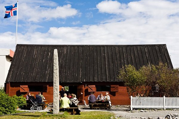 Tjöruhúsið opið aftur eftir að Skatturinn innsiglaði staðinn