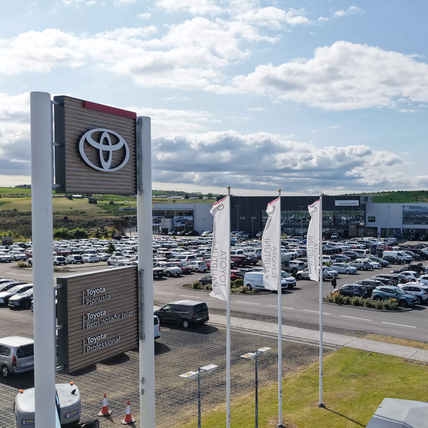 Toyota á Íslandi innkallar vinsælan rafbíl vegna slysahættu