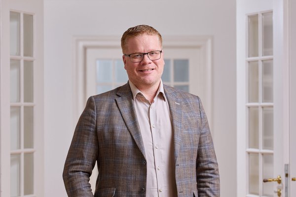 Steinhissa á ásökunum um óheilindi
