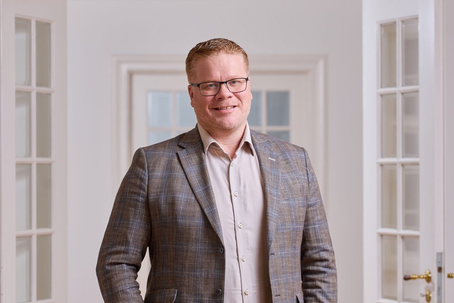 Steinhissa á ásökunum um óheilindi
