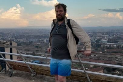 Valur er fótbrotinn og fastur í Afríku