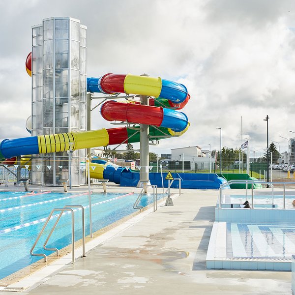 16 ára strákur dæmdur fyrir fjölda líkamsárása og vopnaburð