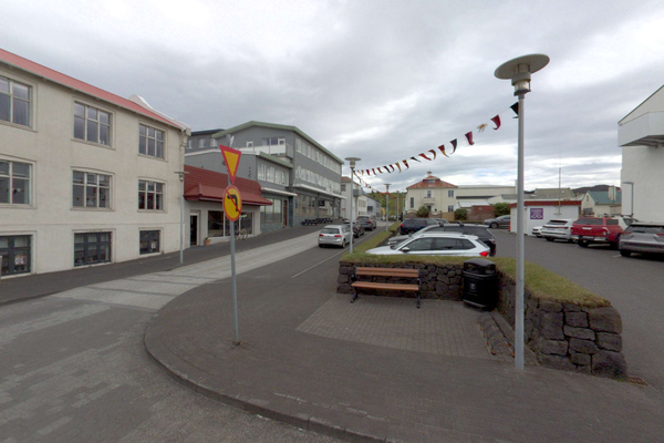 Sparkaði í mann og kýldi ítrekað í andlitið