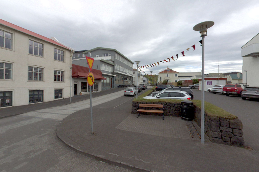 Sparkaði í mann og kýldi ítrekað í andlitið