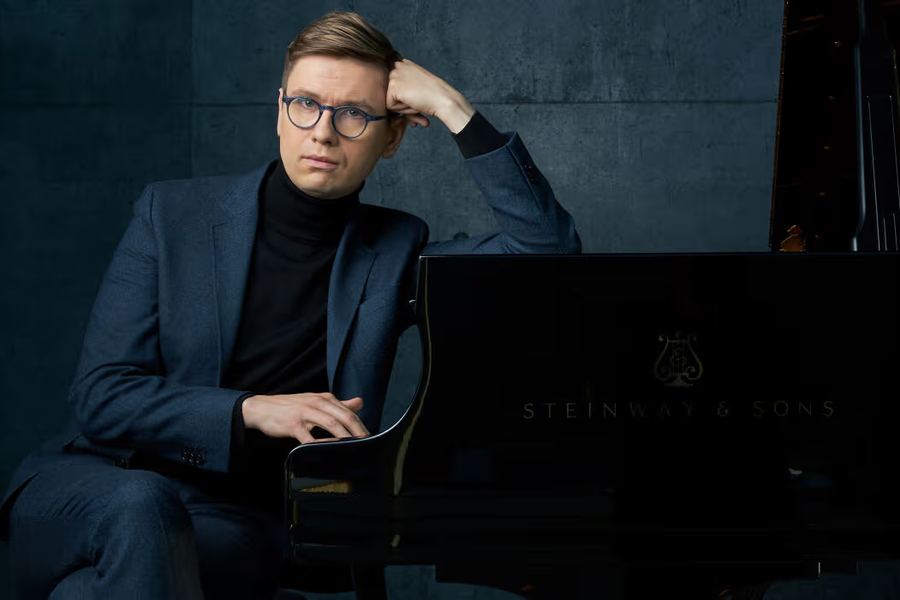 Víkingur Heiðar stofnar fyrirtæki með maka sínum