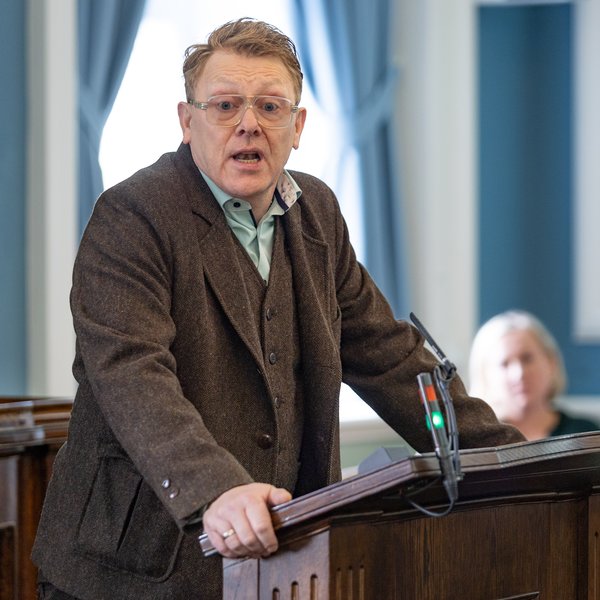 Jón Gnarr segir úrræðaleysi gagnvart börnum ólíðandi