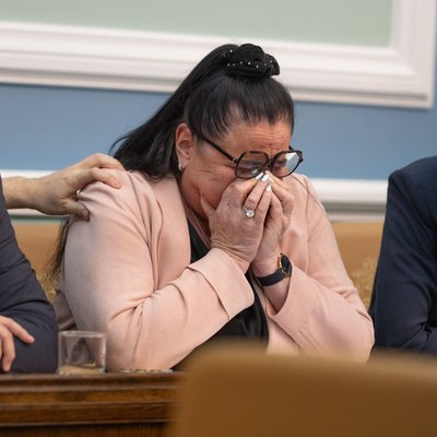 Inga Sæland grátandi