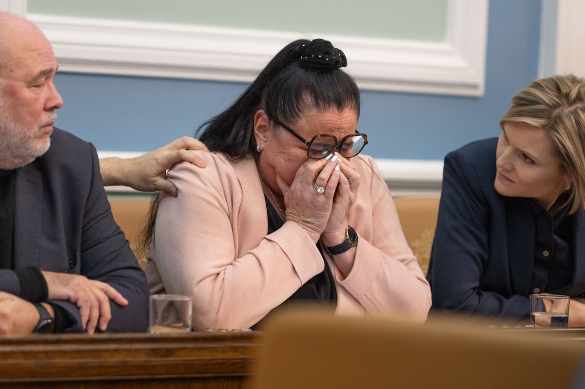 Inga Sæland grátandi