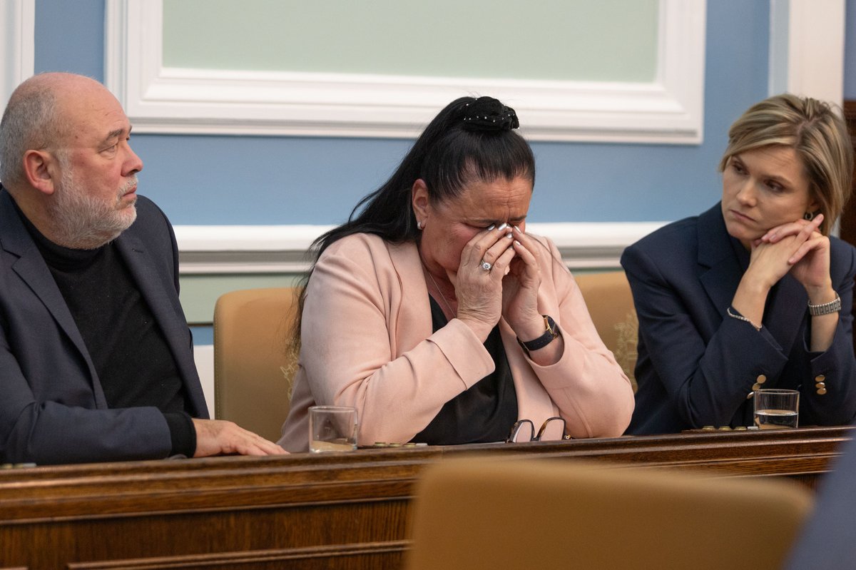 Inga Sæland grátandi