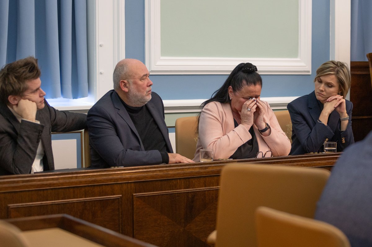 Inga Sæland grátandi