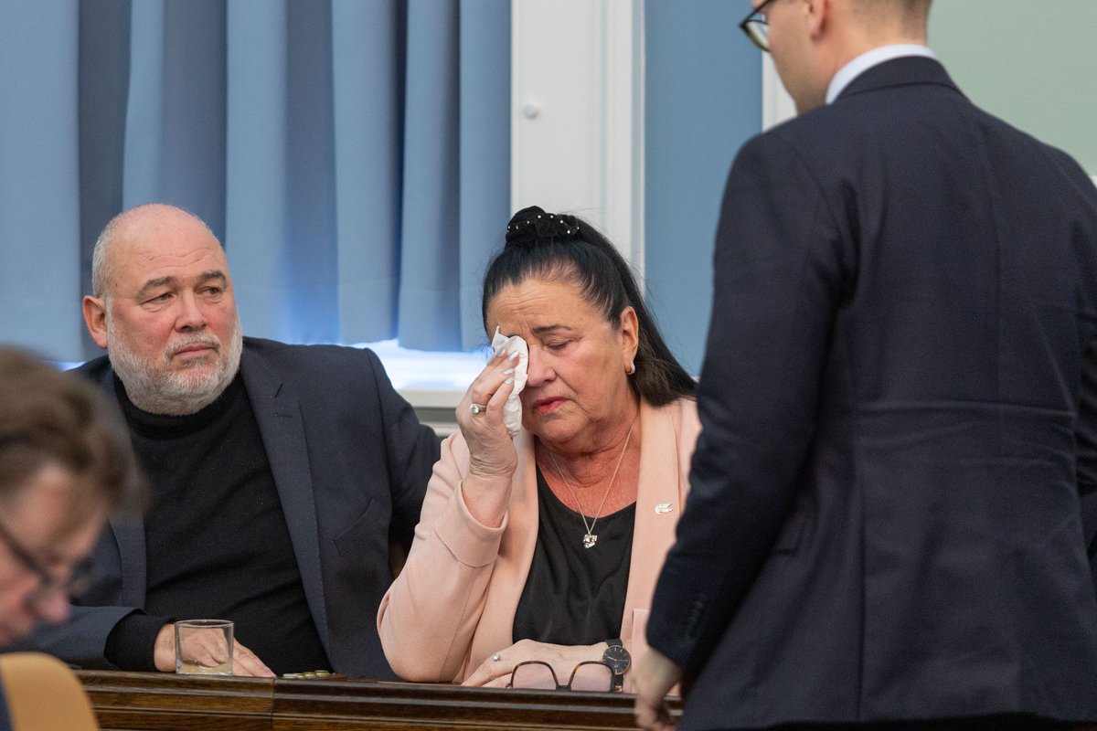 Inga Sæland grátandi